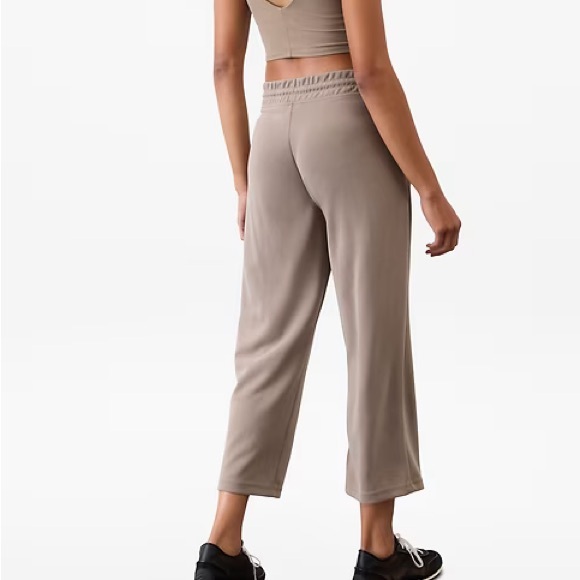 Athleta Seasoft Mid Rise Straight Crop EUC Size Large Inseam 25” - Picture 3 of 8